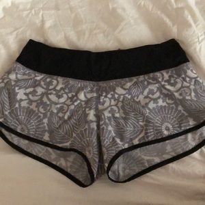 Lululemon beach floral shorts (4)